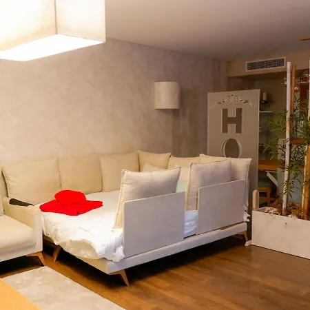 Luxury 2br Spacious & Stylish With Patio Near Metro Apartment