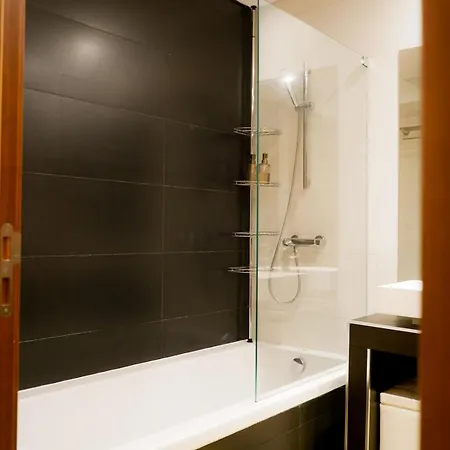 Luxury 2br Spacious & Stylish With Patio Near Metro Apartment