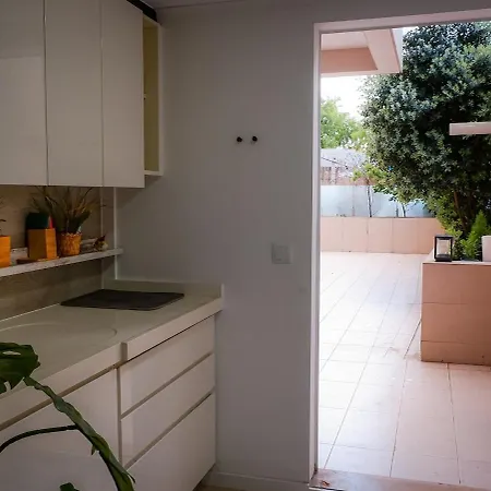 Διαμέρισμα Luxury 2br Spacious & Stylish With Patio Near Metro Odivelas (Lisbon)